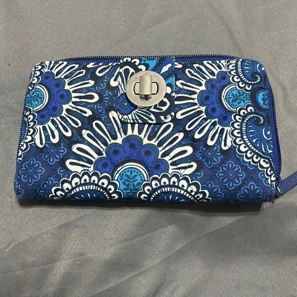 Vera Bradley Handbags - NWOT Vera Bradley Turnlock Wallet